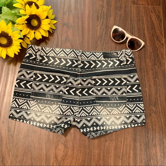 Denim BLVD Tribal Print Black Denim Shorts Size Large - Picture 5 of 7